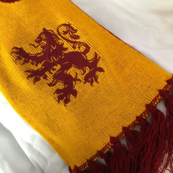 Gryffindor Embroidered Knit Scarf Making of Harry Potter Warner Bros Studio Tour - Picture 9 of 12